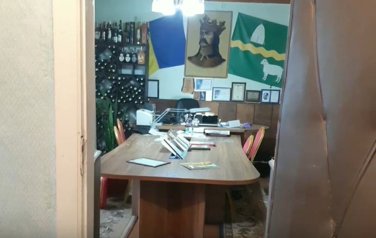 Мэру села Фырлэдены Хынчештского района разбили голову в драке и разнесли его кабинет