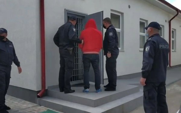 Водителя, сбившего полицейских в Бельцах, задержали на 72 часа