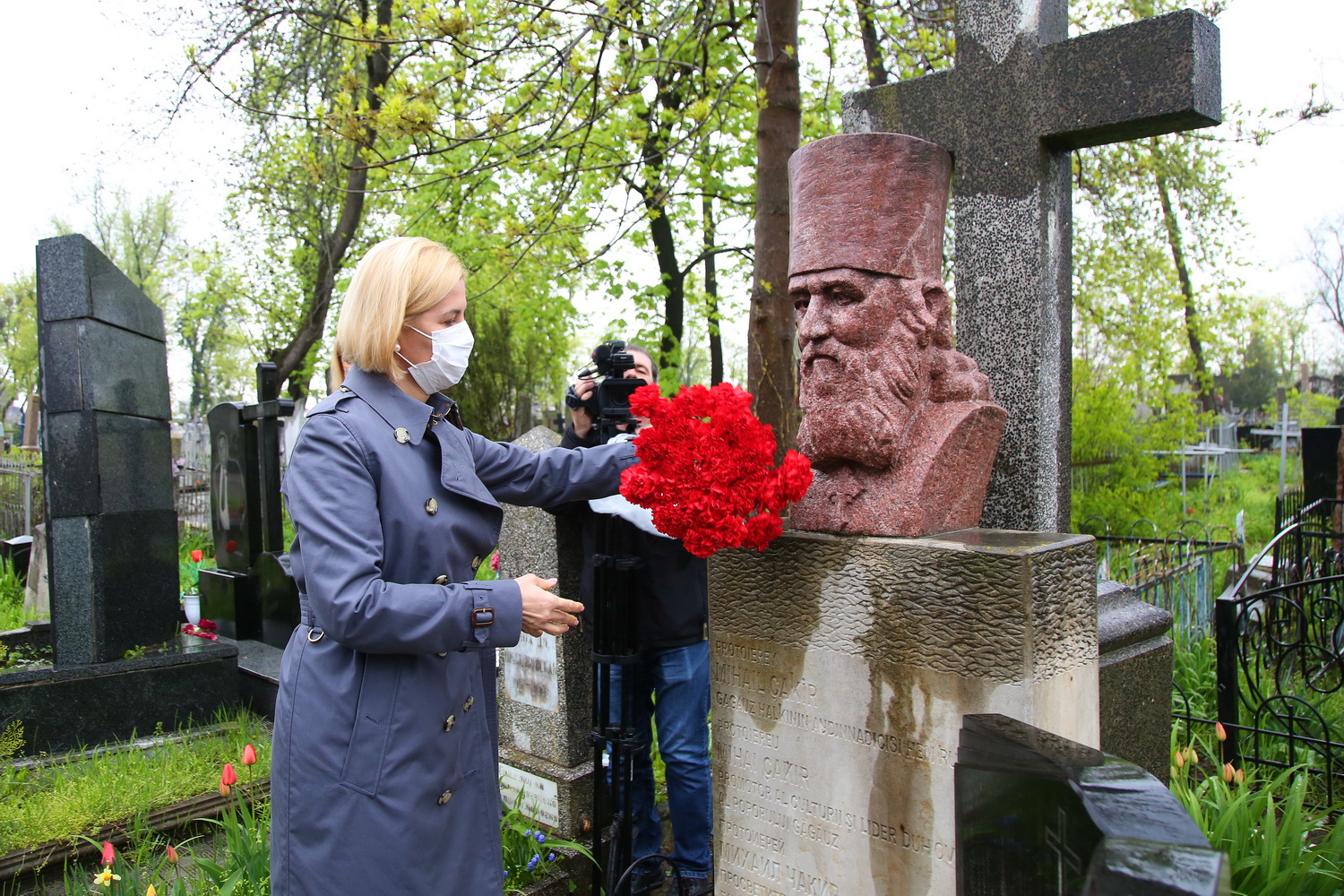 Глава Гагаузии возложила цветы к могиле протоиерея и просветителя Михаила Чакира