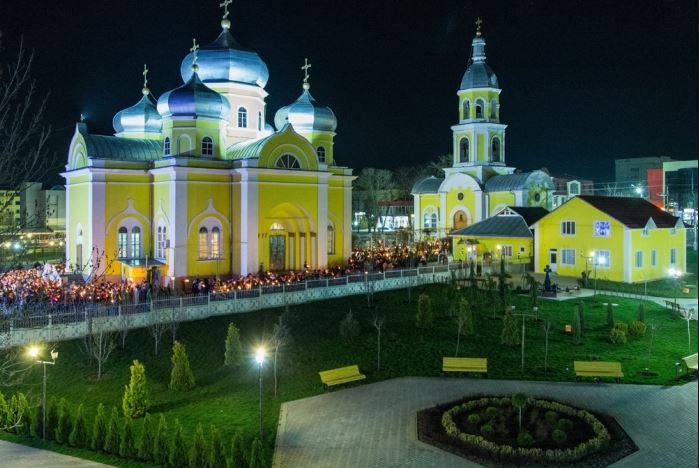 Пасхальная ночь в Комрате. Можно ли молиться во дворе церкви?