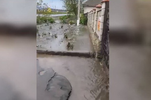 Дороги стали реками, а дворы заполнились грязью. Последствия непогоды во Флорештах
