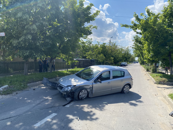 В Комрате столкнулись два авто: кабриолет выбросило на обочину