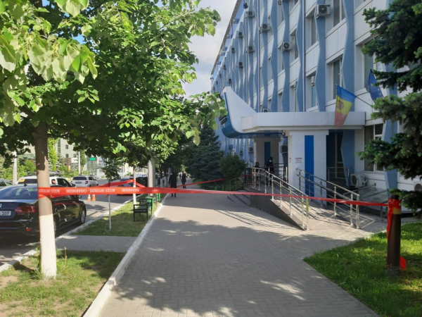 В Кишиневе из зданий судов Центра и Буюкан эвакуировали людей из-за угрозы взрыва