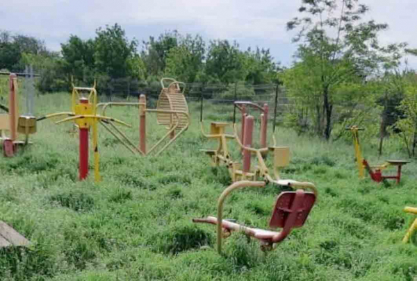 Новая спортплощадка в Чок-Майдане превратилась в «заброшку»