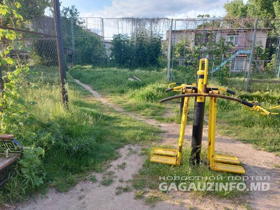 Детские площадки в Комрате поросли травой. Что ответили в примэрии?