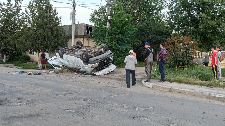 В центре Тараклии перевернулся микроавтобус