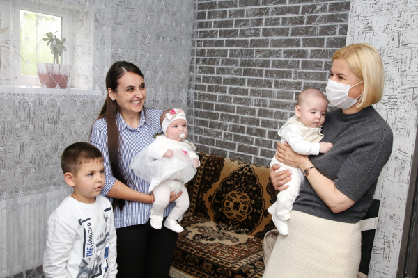 Ирина Влах поздравила две семьи из Гагаузии с рождением двойни