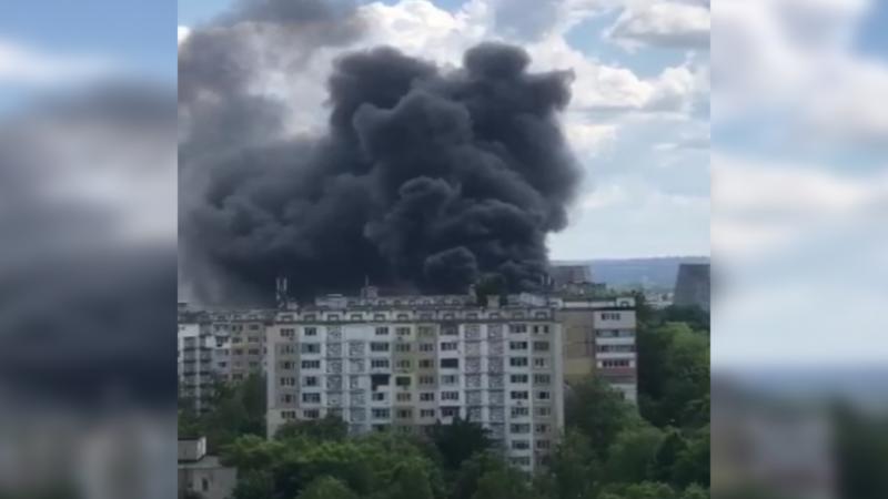 Крупный пожар вспыхнул на складе в Кишиневе