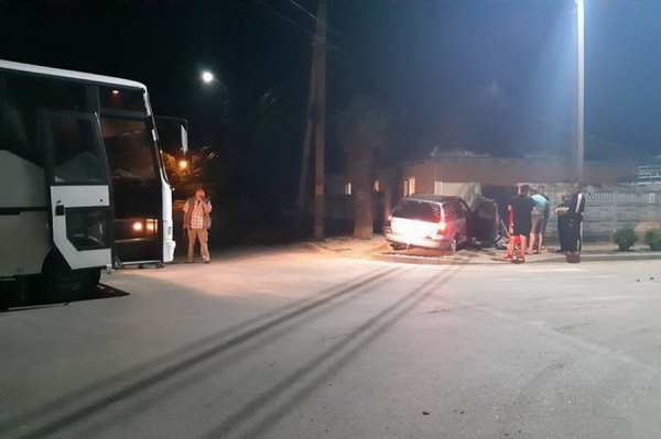 ДТП на юге Молдовы: автомобиль протаранил стену дома после столкновения с автобусом