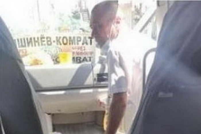 Курьезная ситуация в дороге: у автобуса «Комрат-Кишинев» отвалился глушитель