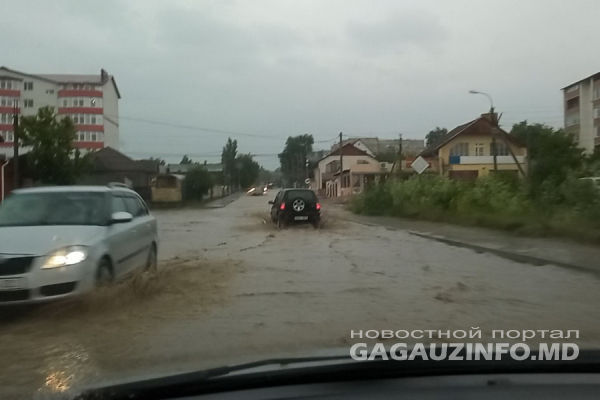Ливень превратил улицы Комрата в реки