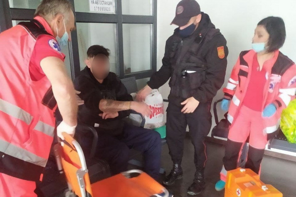 На автостанции Комрата мужчине стало плохо. На помощь подоспели карабинеры