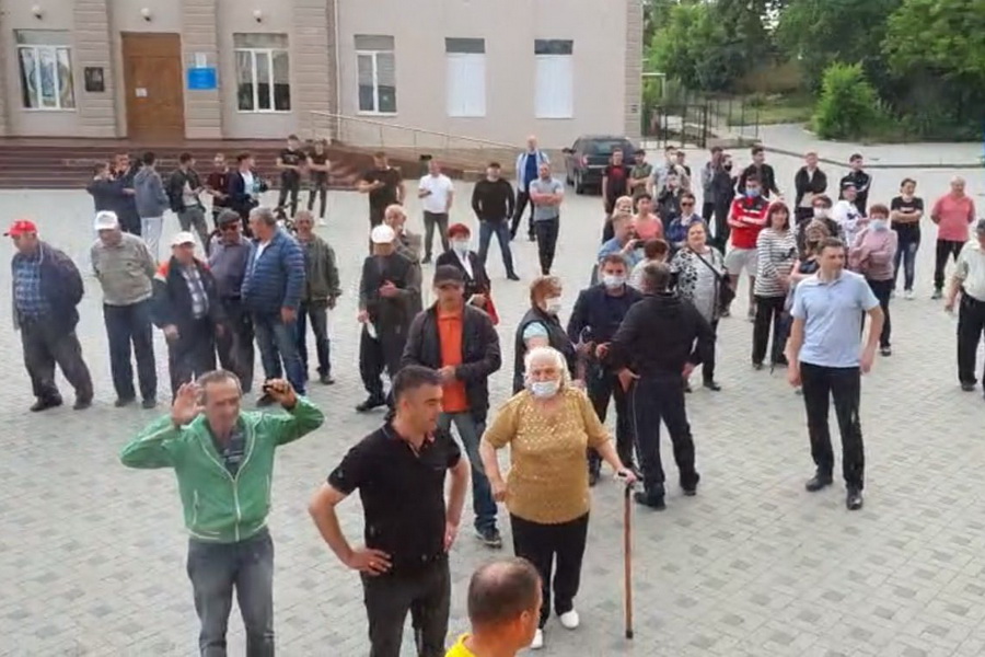 «Гагаузия - румынская земля»? Акцию унионистов в центре Комрата пресекли местные жители