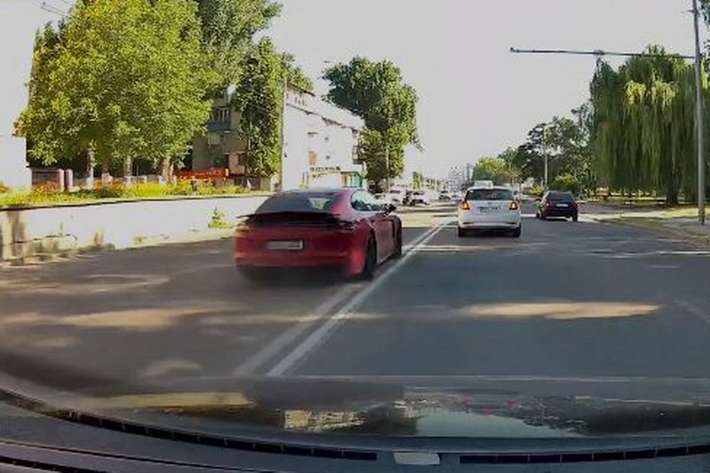 Лихач на красном Porsche устроил экстремальный заезд по Кишиневу