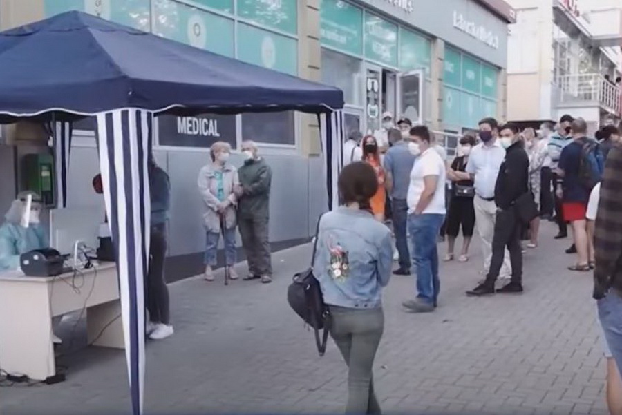 Огромные очереди или запись за 10 дней: Сдать тест на COVID-19 стало большой проблемой для молдаван