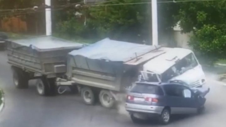 В Бендерах груженый КАМАЗ протаранил и протащил автомобиль по улице