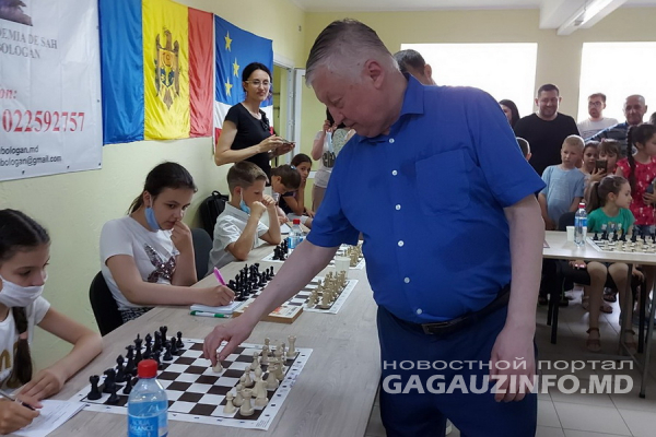 Один против 40: в Комрате в шахматы сыграл русский гроссмейстер Анатолий Карпов