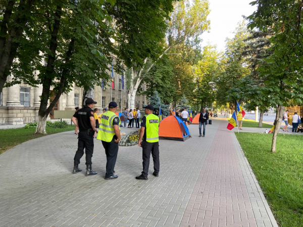 Представители AUR установили палатки у здания СИБ. Что они требуют?