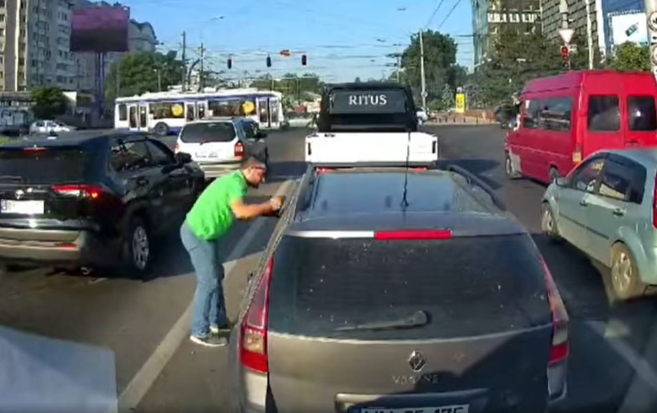 В столице водителю, выбросившему мусор на дорогу, вернули его обратно