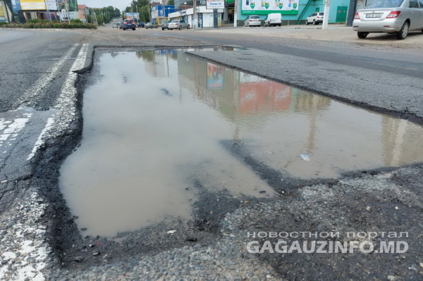 Разбиваем «ходовую»: в центре Комрата уже третий день вскрыто дорожное полотно