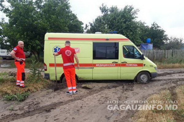 Выехавшая на вызов в Кирсово машина «скорой помощи» застряла в грязи