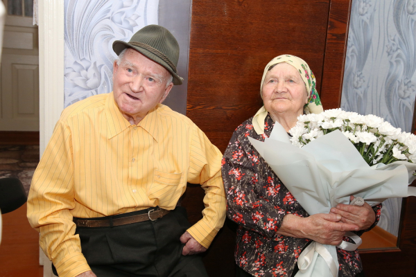 Башкан поздравила семью из Дезгинжи с 70-летием совместной жизни
