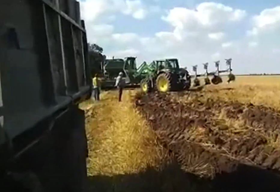 Пошел на таран: в Копчаке во время уборки совершено нападение на сельхозтехнику