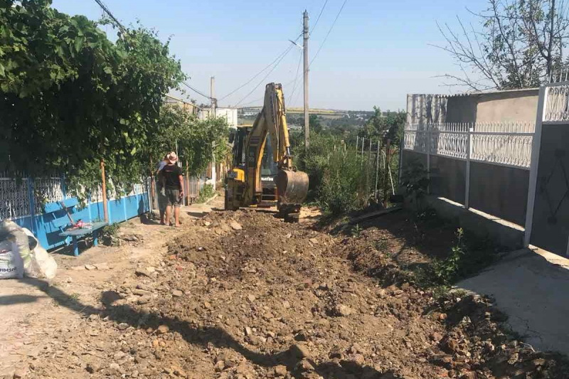 Брусчатка и бордюры. В Чадыр-Лунге начали реконструкцию одной из улиц