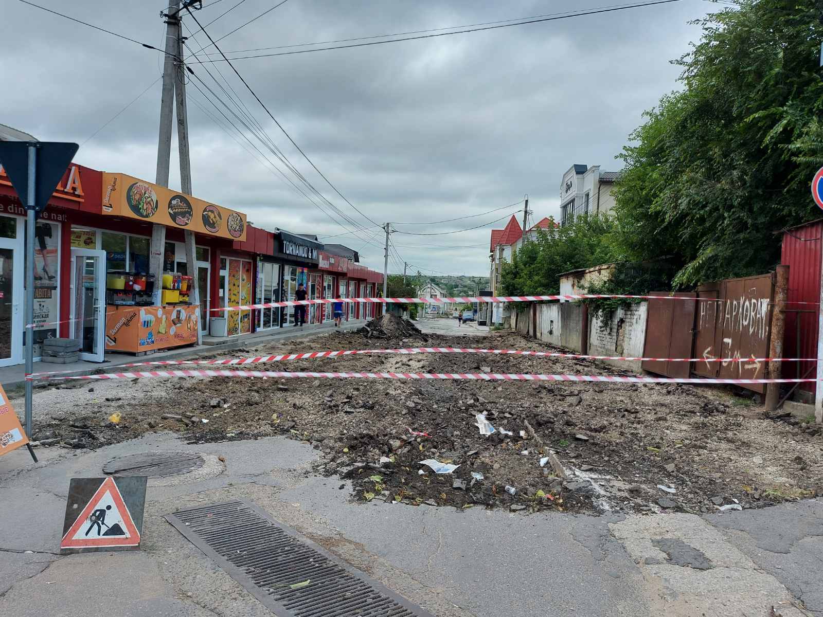 В центре Комрата ремонтируют одну из самых разбитых дорог