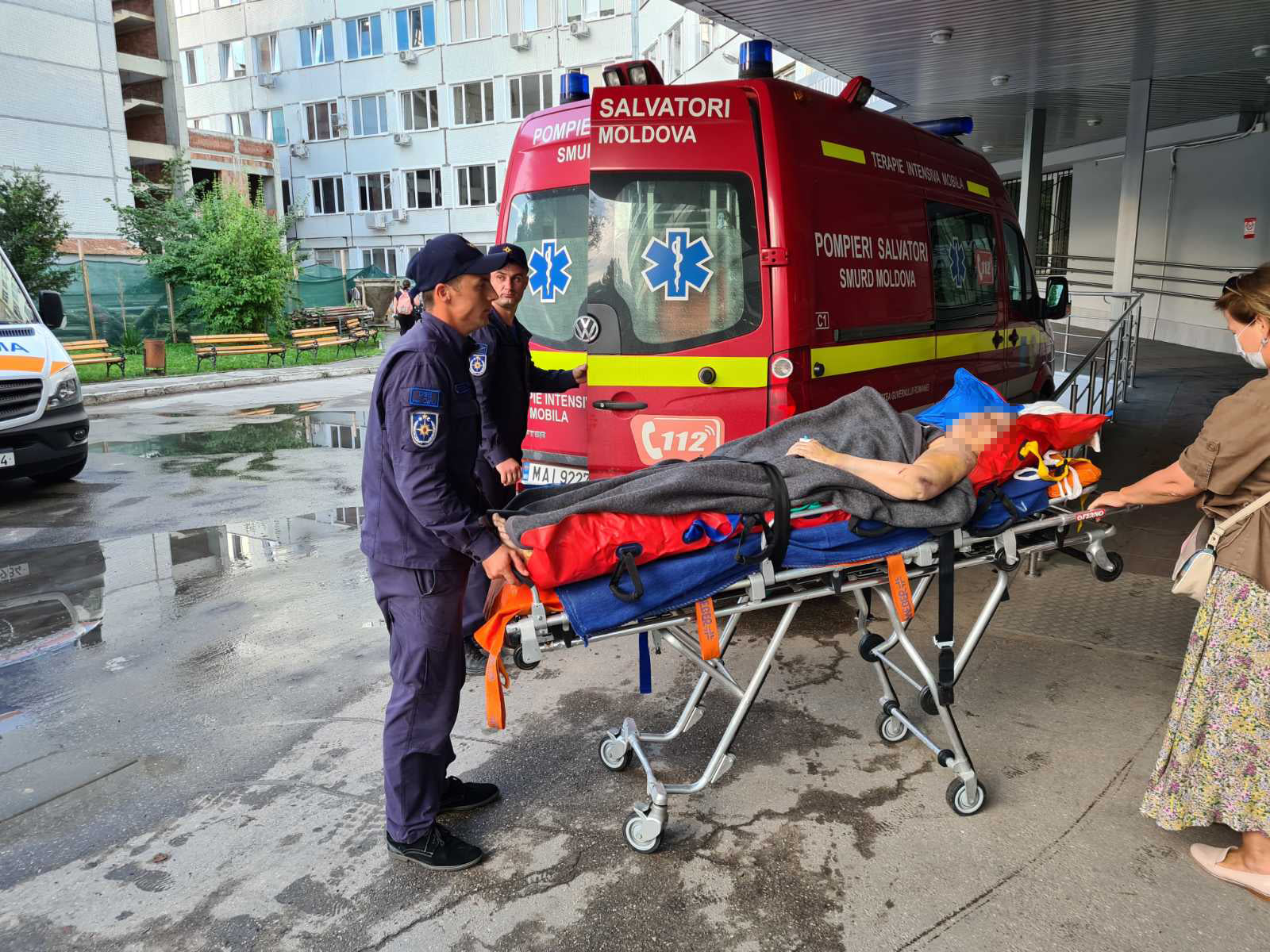 Гражданка Молдовы попала в аварию в Украине. Спасатели доставили ее в Кишинев