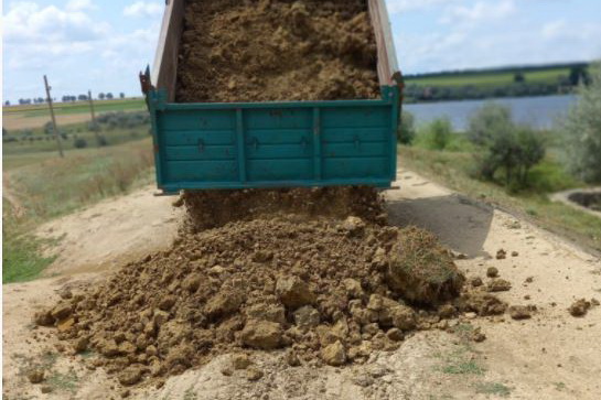 Аварийную дамбу озера в селе Гайдар укрепили грунтом