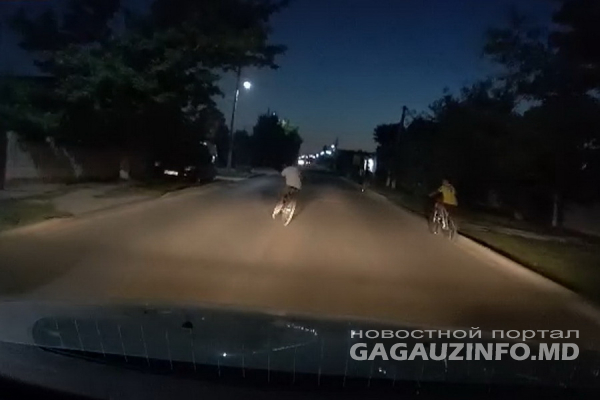 В Комрате дети на велосипедах едва не оказались под колесами автомобиля