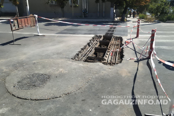 На центральной улице Комрата ремонтируют ливневку