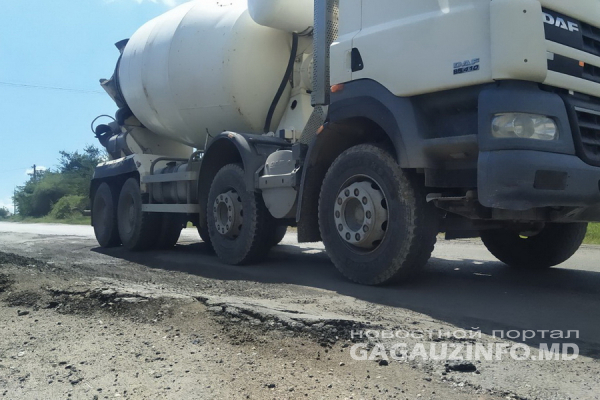 «Скорее бы открыли объездную»: в Комрате грузовики «уничтожили» дорогу