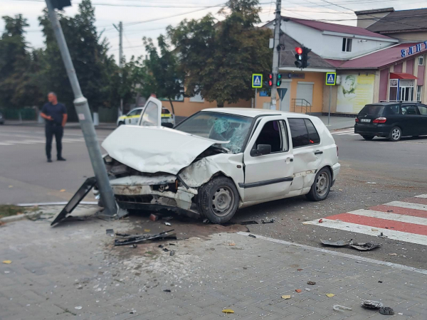 ДТП возле примэрии Комрата: автомобиль снес светофор