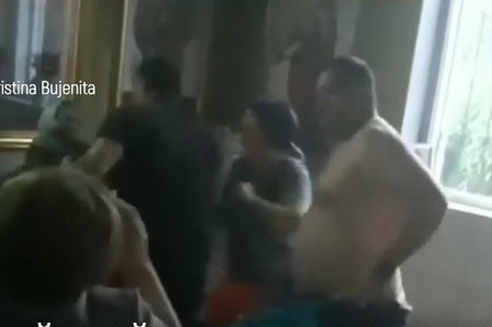 В Яловенах местные жители прямо в церкви избили священника