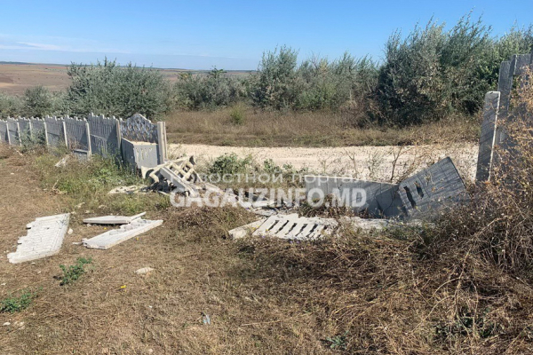 ДТП в Бешгиозе: неизвестный водитель снес ограждение кладбища