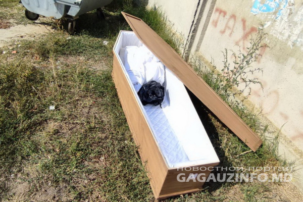 Бесхозный гроб обнаружили на одной из улиц Комрата