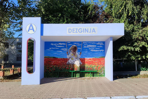 В Дезгинже автобусные остановки теперь выглядят как произведение искусства
