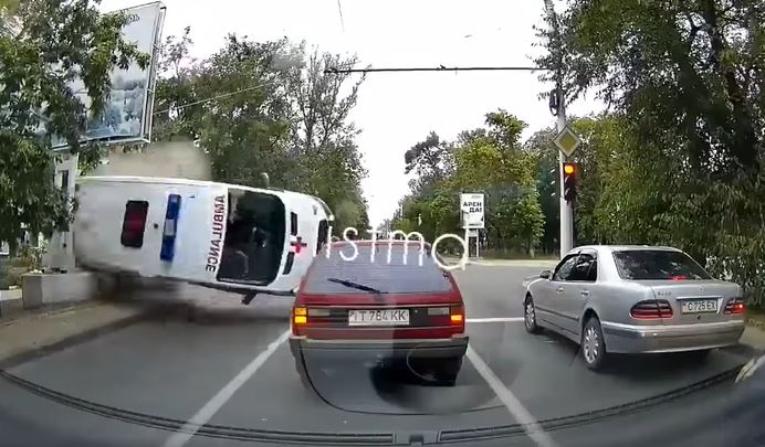 Шокирующее ДТП в Тирасполе: карета «скорой помощи» взлетела и перевернулась