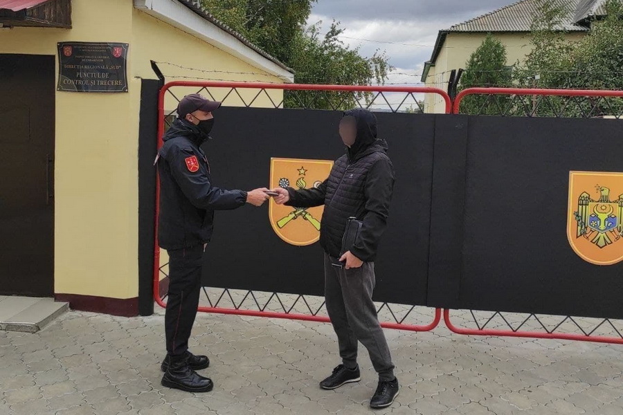 Потерянное портмоне с деньгами вернули карабинеры жителю Комрата