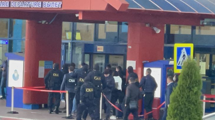 В аэропорту Кишинева проходят обыски: сотрудников подозревают в «коронавирусных взятках»