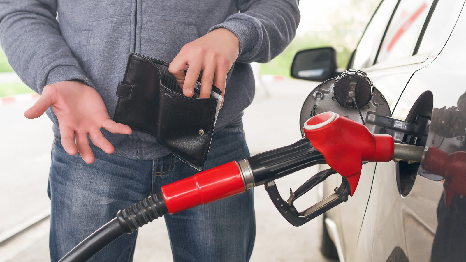 Эксперт: в Молдове сейчас самая высокая цена на бензин за всю истории страны