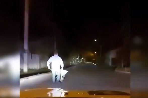 «Я верну ее». В Кишиневе мужчина пытался украсть тротуарную плитку