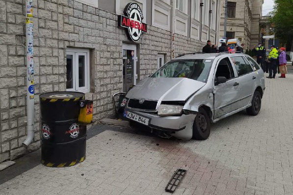 ДТП в Кишиневе: автомобиль вылетел на тротуар и сбил пешехода