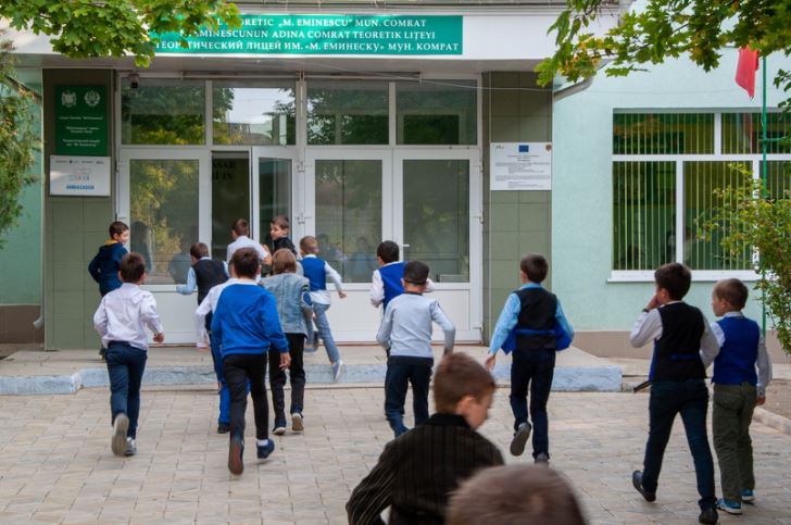Школьникам придется отработать два дополнительных дня каникул