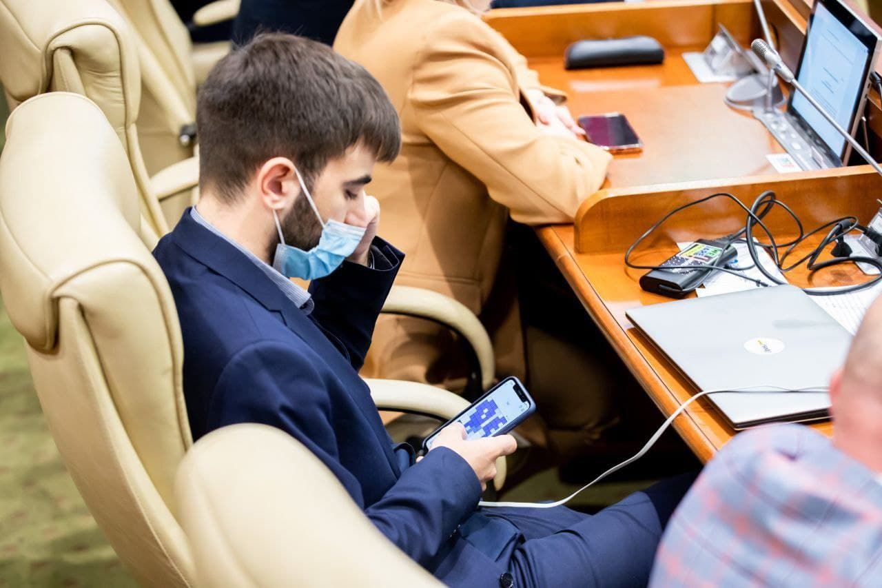 Обсуждение газового кризиса в парламенте: депутат PAS играет в тетрис