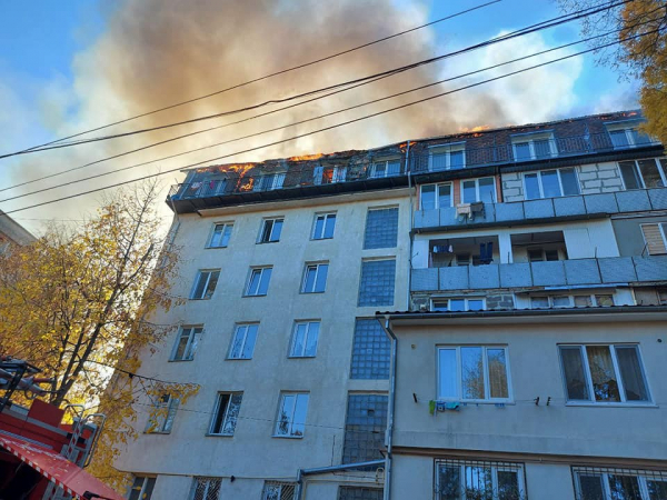 В Кишиневе загорелась мансарда: пострадал пожарный