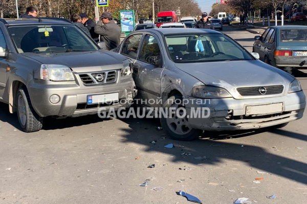 В Комрате два автомобиля не поделили дорогу