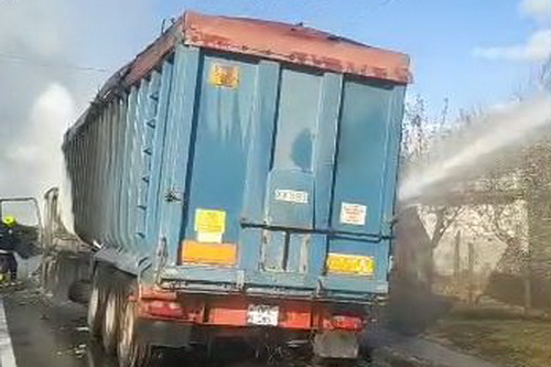 Горящий грузовик в Чукур-Минжире тушили работники Onur; движение по трассе разблокировано